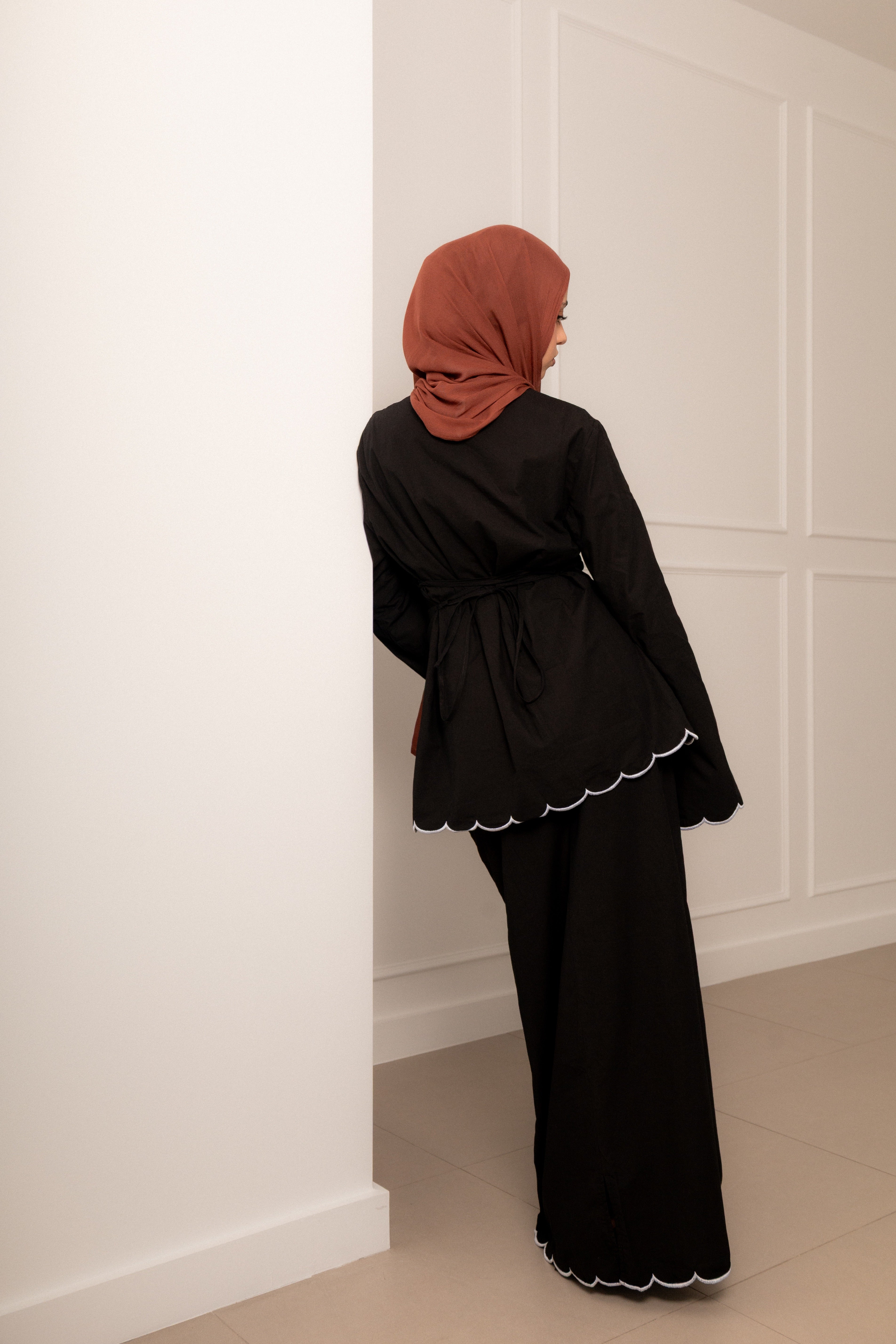 Odette Scallop Modest Set Black