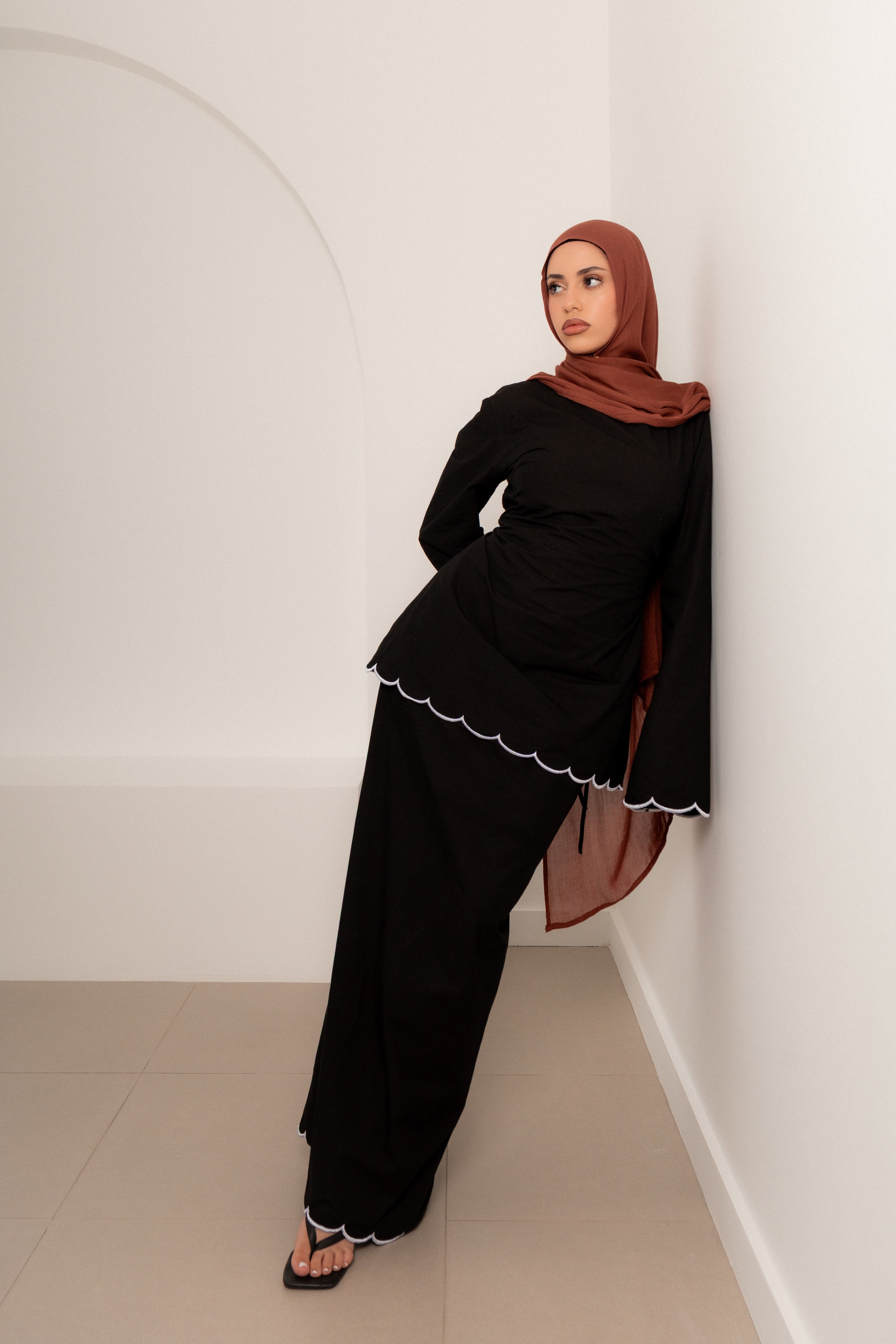 Odette Scallop Modest Set Black