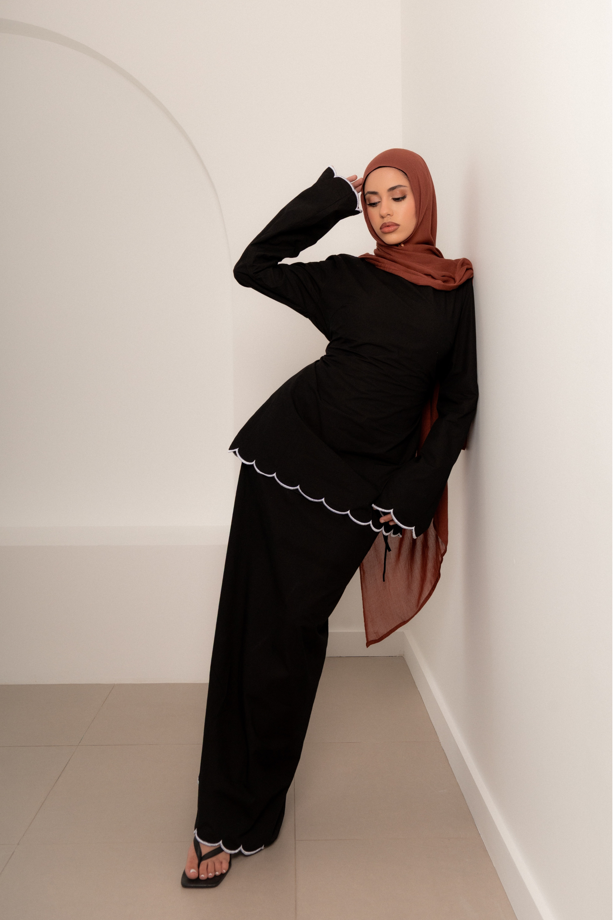 Odette Scallop Modest Set Black